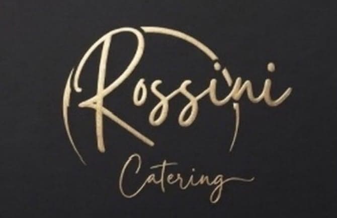 Logo von Rossini Catering: goldene Schreibschrift «Rossini» und «Catering» in einem offenen Kreisbogen, geprägt auf schwarzem Karton